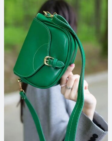 Handbags: Torbica elegantna zelena,kajiš može i da se skine.Podesiv je