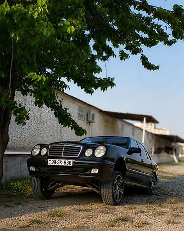 2107 panel: VAZ 2107, qara rəng. Klassik sedan kuzov, xrom detallarla. Arxa — 3