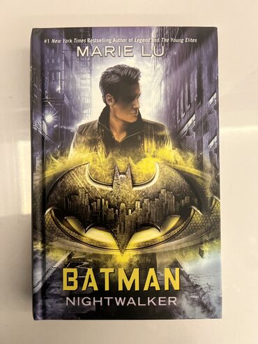 Другие книги и журналы: Английская книга Batman nightwalker