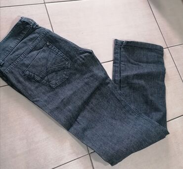 pantalone xs: Farmerice bukvalno kao nove
Vel 32
Povoljno