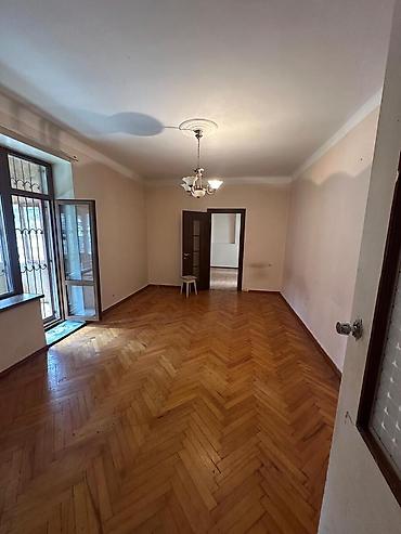 agsuda ev satilir: Bakı, 3 otaqlı, Köhnə tikili, m. Nizami, 85 kv. m — 2