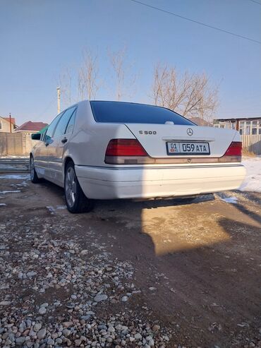 продаю тайота карола: Белый седан Mercedes-Benz S 500 (W140) с классическим дизайном