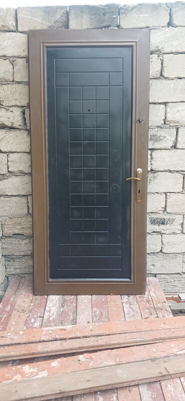 Giriş qapıları: Mənzil üçün İşlənmiş Giriş qapısı Çərçivə ilə, Zəmanətsiz, Ödənişli quraşdırma, Ünvandan götürmə — 15