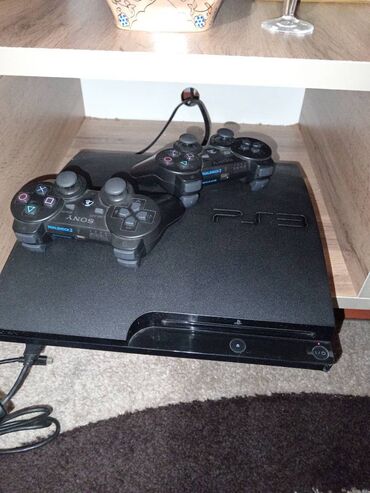 PS3 (Sony PlayStation 3): Ps3 üzərində 2 ədə kabelsiz pult. 7 ədəd oyun yüklü vəziyyətdə. Red