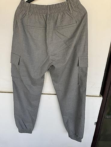 Muška odeća: Bershka cargo pantalone – siva boja - Model: cargo jogger kroj - — 2