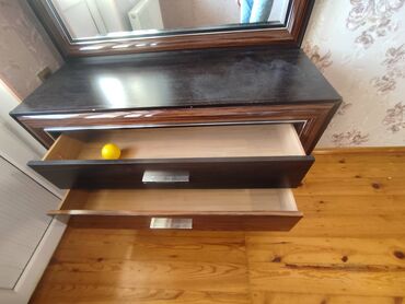Komodlar: 2 ədəd yaxşı vəziyyətdə güzgülü komod satılır. Ölçüləri aşağıdakı — 13