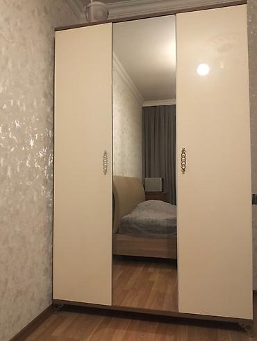 Dolab satılır – 180 AZN - Üç qapılı şkaf, orta qapı güzgülüdür -