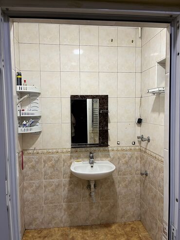 Uzunmüddətli kirayə evlər: Ev 4 otaq,mətbəx,koridor və tualet hamamdan ibarətdir.Şəxsi əşyalar — 11