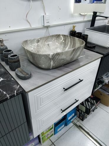 hamam ucun moydadirlar: Mərmər görünüşlü oval formalı lavabo. Ağ rəngli dolab ilə birlikdədir