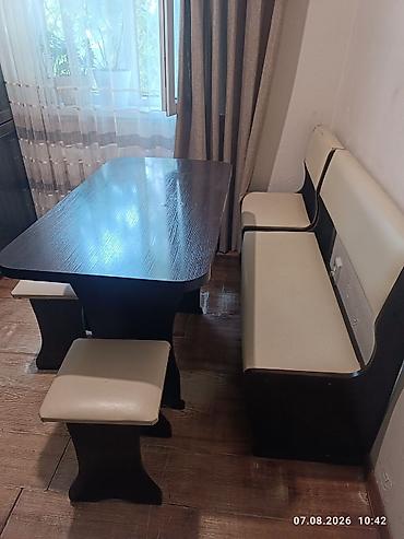 table study: Кухонный уголок с обеденным столом и двумя табуретами. Состав — 1
