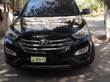 Bu, dörd qapılı, qara rəngli Hyundai Santa Fe modelidir. Avtomobilin