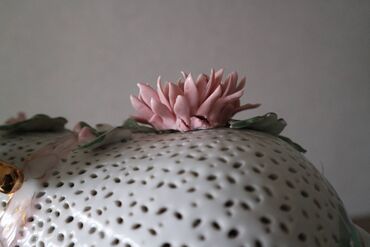 Вазы: Винтажная китайская ваза (советского периода) прорезной фарфор Высота — 12