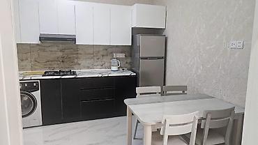 Uzunmüddətli kirayə evlər: AYLIQ KİRALIQ AİLƏVİ MODERN HƏYƏT EVİ - Plan: Geniş zal və mətbəx — 8