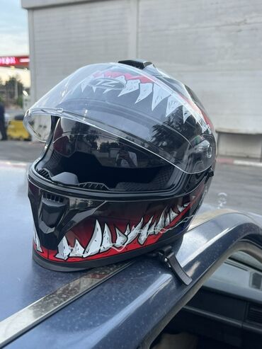 səsboğucular moto: Qara rəngli, üzərində ağ və qırmızı rənglərdə diş şəkilləri olan