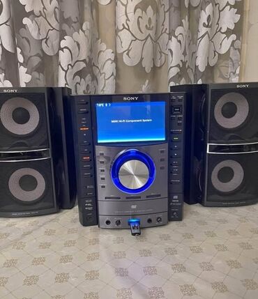 Digər auditexnika: Sony brendindən iki sütunlu mini Hi-Fi komponent sistemi. Sistem ətraf