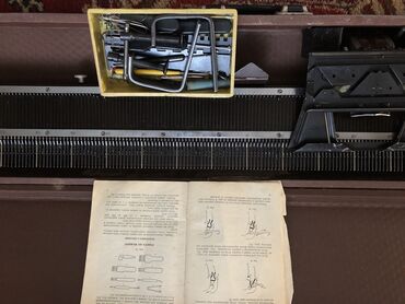 шейный машины: Ручная Вязальная машина «НЕВА-1» + большое количество ниток и пряжи+
