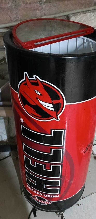 Dərin dondurucular: Hell Energy Drink loqosu olan silindrik soyuducu. Kompakt dizaynı