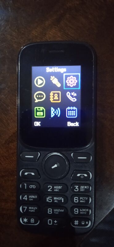 телефон fly selfie 1: Qara rəngdə, düyməli idarəetməyə malik, funksional mobil telefon
