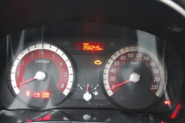 Kia: Kia Rio hatchback – gümüşü rəngdə, 5 qapılı şəhər avtomobili. Xarici — 8