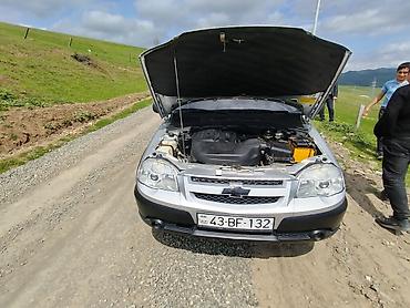 Chevrolet: Chevrolet Niva SUV - Kuzov: 5 qapılı, gümüşü rəngli, plastik qoruyucu — 1