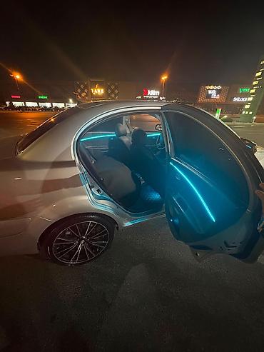 Транспорт: Kia Rio sedan – gümüş rəng, arxa ötürücülük işıqları LED görünüşlü — 5