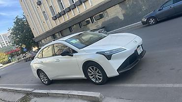 GAC: Электромобиль GAC Aion S Plus, белый седан. Ключевые особенности: - — 5