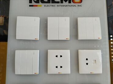 electron saatlar: Ağ rəngdə, müxtəlif sayda düymələri olan elektrik açarları və