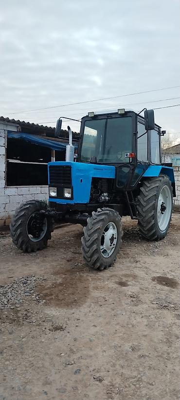 Traktorlar: Mavi rəngli təkərli kənd təsərrüfatı traktoru. Xüsusiyyətlər: - Ön və — 9