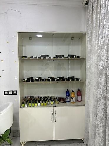 parfum vitrine: Şüşə vitrinli kosmetik məhsullar dəsti - Məhsullar: müxtəlif ətirlər — 1
