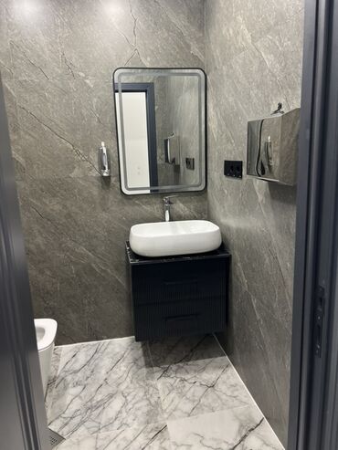 Restoran, kafelər: İcarəyə obyekt – şəhər mərkəzində, tarixi binaların sırasındakı küçədə — 14