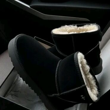 Čizme: Cizmice 
37-42 brojevi
cena 2950 din — 7