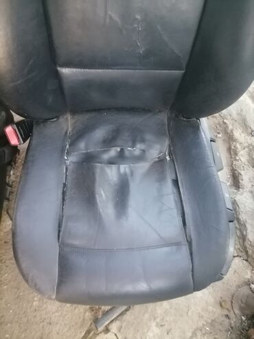 Auto delovi: Dva crna prednja auto sedišta presvučena kožom, pogodna za zamenu ili na lalafo.rs — 8 Auto delovi: Dva crna prednja auto sedišta presvučena kožom, pogodna za zamenu ili — 8