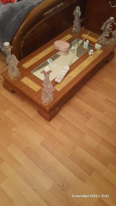 Qonaq otağı üçün klassik mebel dəsti Tərkibi: - Vitrin şkafı: 4
