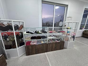 Витрины: Стеклянные торговые витрины для магазина аксессуаров/одежды - — 1