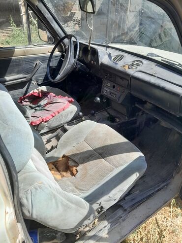купить фары на ниву: Автомобиль Lada Niva, окрашенный в светло-серый цвет, представляет