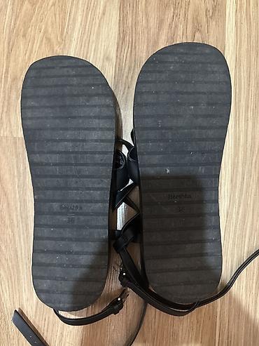 Basanoşka və səndəllər: Bershka, Ölçü: 36, rəng - Qara, İşlənmiş — 1