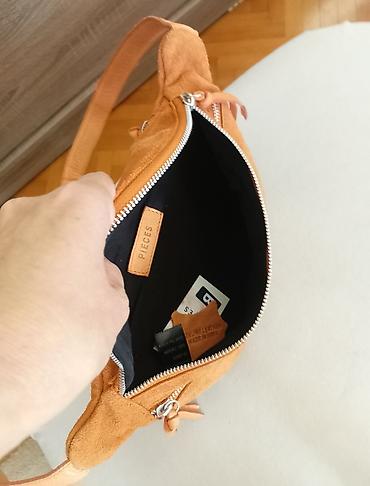 Torbe: Pieces nova torbica od prirodne kože, 3 odvojene pregrade. 34 X 14 X — 9