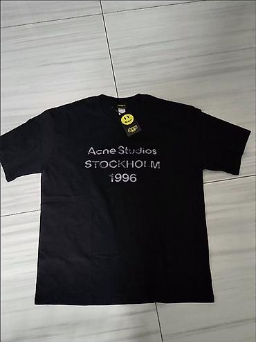 sortlar: Qara rəngli qısaqoll t‑şört. Ön hissədə “Acne Studios STOCKHOLM 1996” — 1