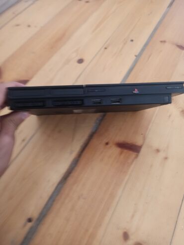 playstation 2 en ucuz: Salam aleykum ps2 satilir 528 yaddas 1 pult verilir uzerinde ela