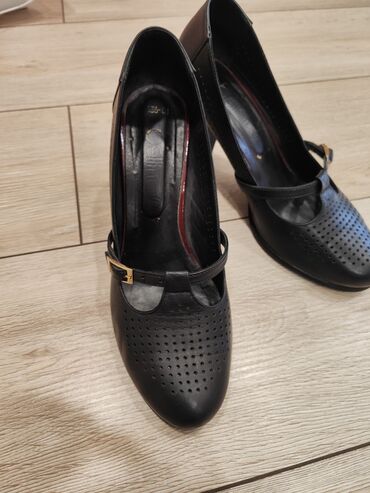 женские кожаные туфли лодочки: Туфли 39, цвет - Черный