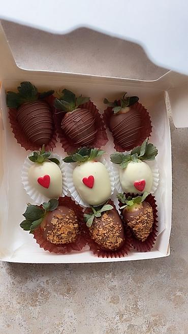 Кондитерские изделия, сладости: Клубника в шоколаде — набор ягод премиального размера, покрытых — 7