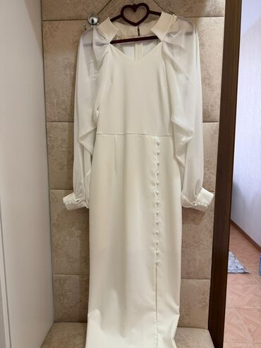 Ziyafət donları: Ağ rəngli zərif uzun don - Dizayn: V-yaxa, arxada kapüşon effektli