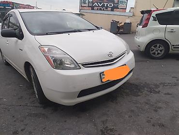 авто под выкуп бишкек: Toyota Prius (II nəsil) – ağ rəngli hibrid hetçbek. Buferi satıram 80 — 3