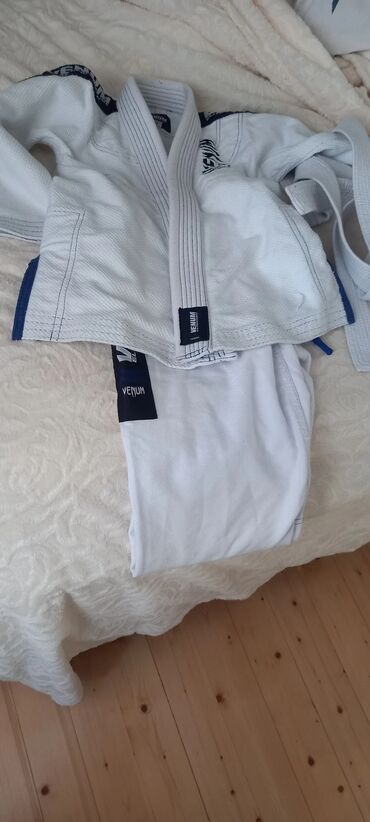 Dəstlər: Məhsul: Venum brendinə məxsus Braziliya Ciu-Citsu (BJJ) kimono dəsti