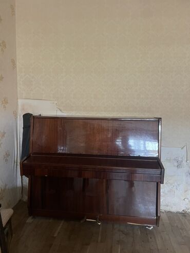 Искусство и коллекционирование: Klassik və zərif görünüşə malik, tünd qəhvəyi rəngdə düz piano. Alət