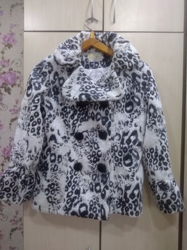 верхнюю женскую одежду: Продается лёгкая женская курточка леопардовой расцветки.Очень