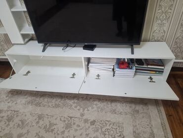 кухонные шкафы напольные: Белая тумба под телевизор с двумя отделениями для хранения. Каждое