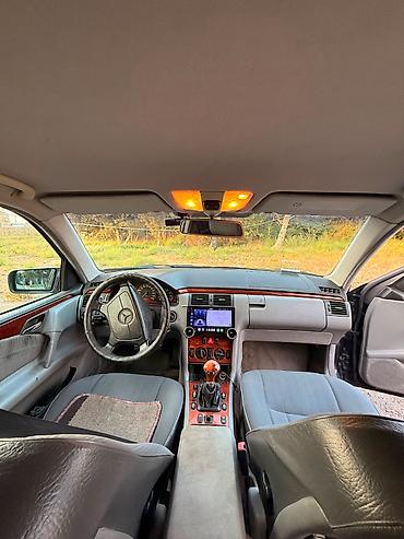 mersedes manitor: Mercedes-Benz E 240: 2.4 l | 1998 il Sedan — 10