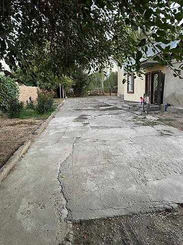 Продажа коттеджей и домов: Продается дом в г. Токмак в центре 20 соток. Дом кирпичный, отопление — 5