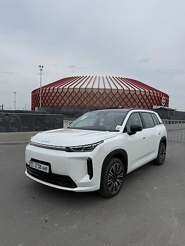 aion v plus 2024: Электрический кроссовер AION в белом цвете. Современный SUV с — 2
